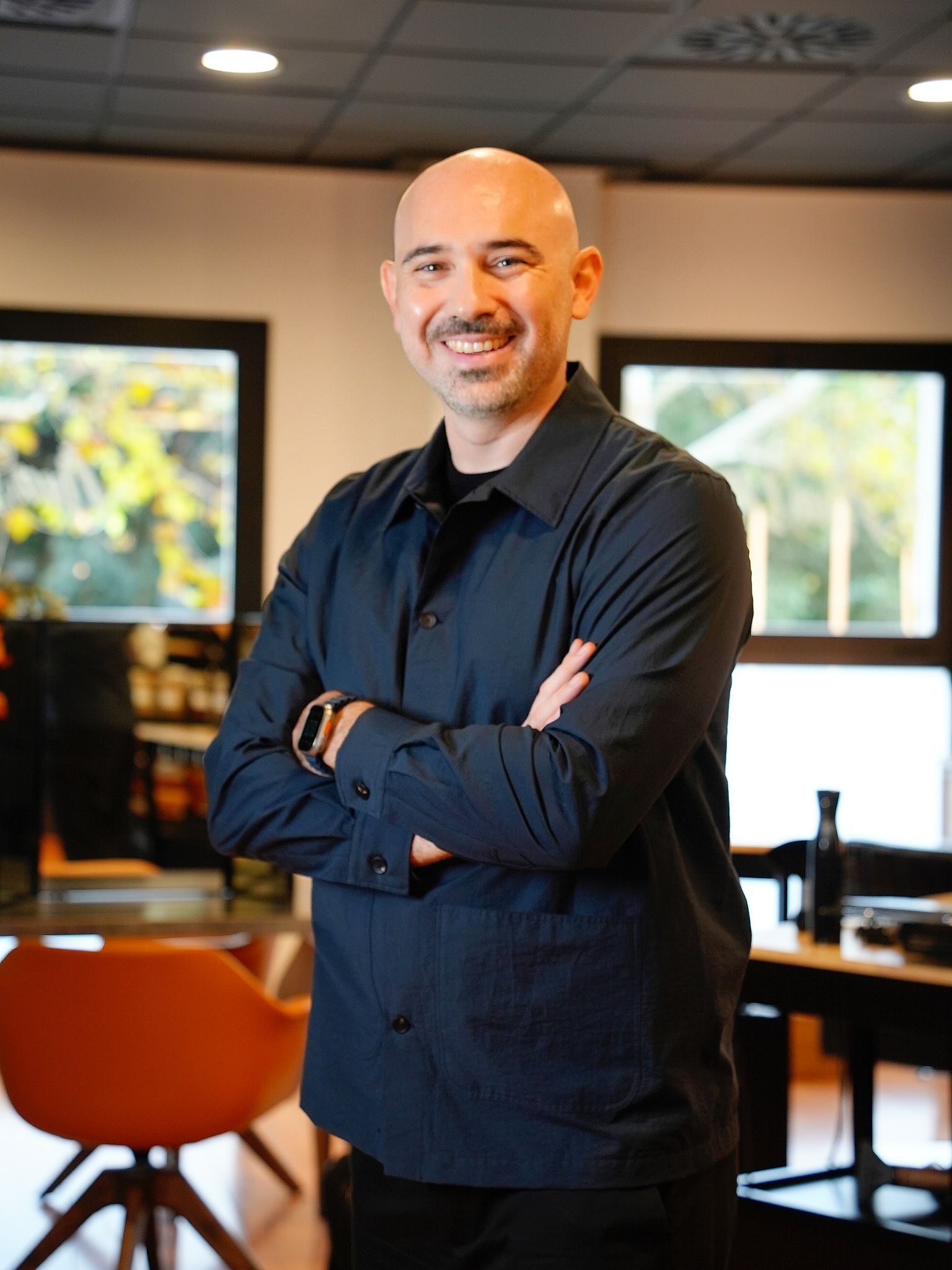 Kiko Medina, consultor y mentor de negocios de servicios, retratado de pie